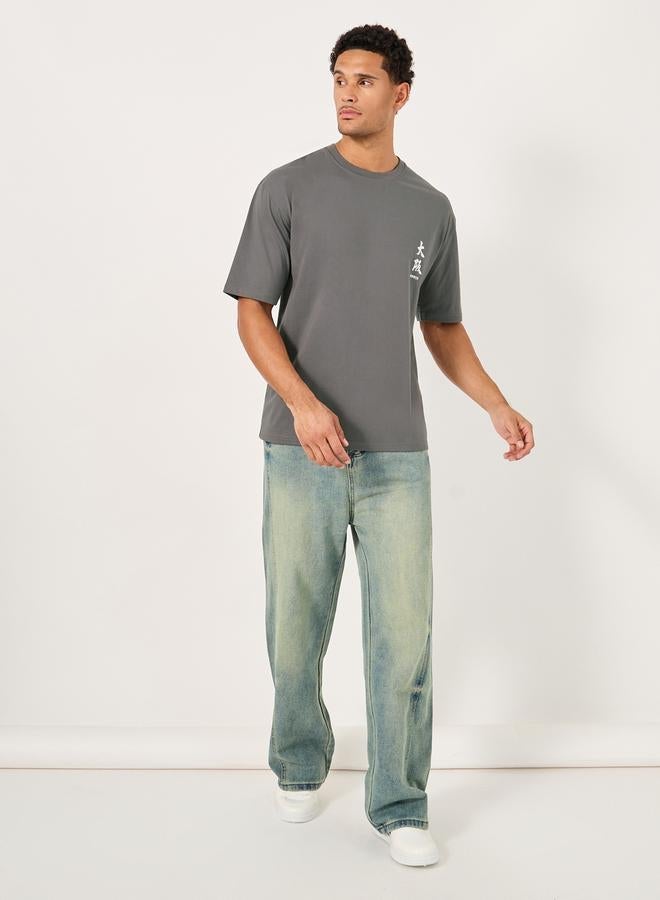 ستايلي تيشيرت بطباعة جرافيك كبير الحجم - Image 3